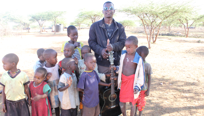 kids-with-musician